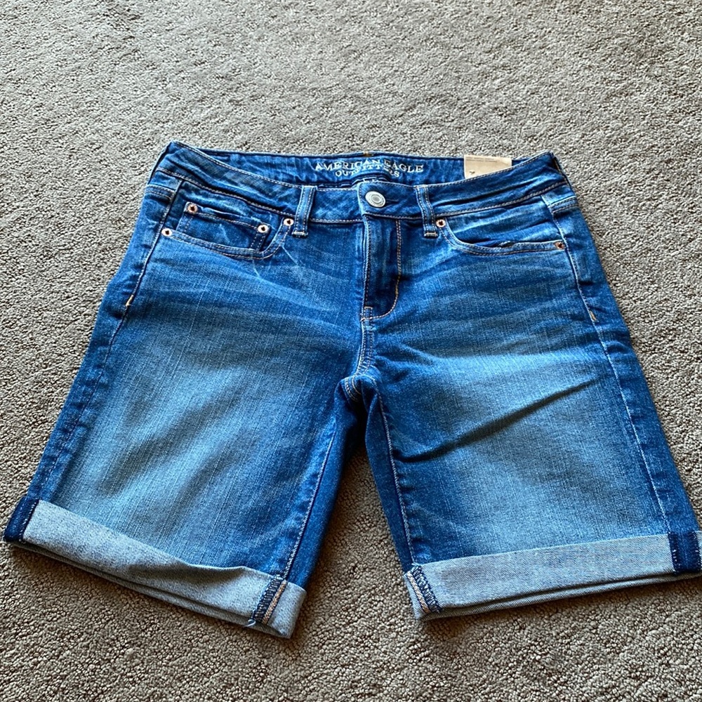 American Eagle stretch skinny Bermuda shorts.